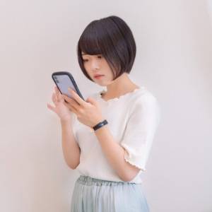  ショート動画を見る女性 