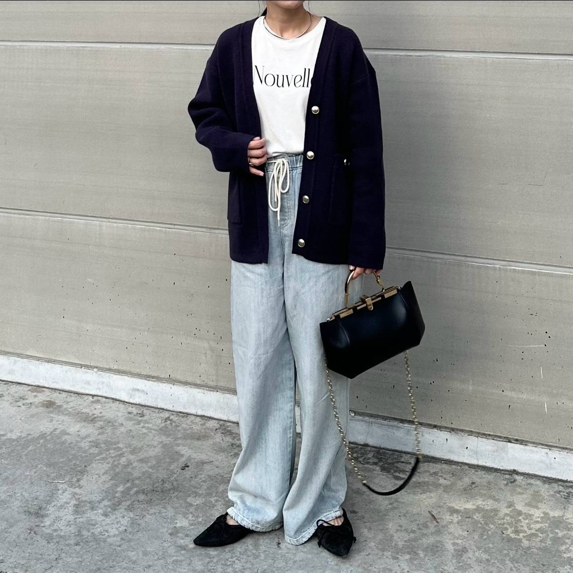 ロゴTシャツ×デニムパンツ