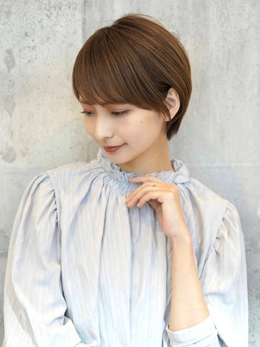 きれいめ耳掛けショート