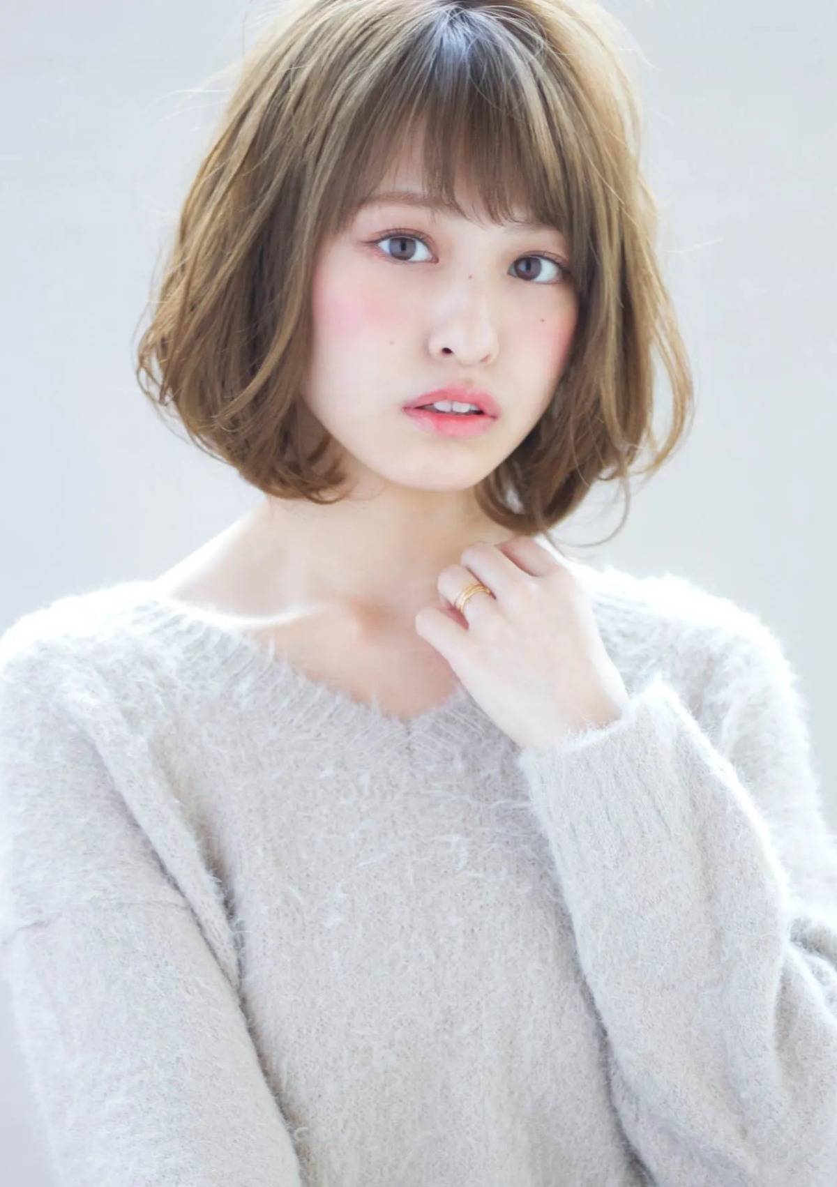 サイドにボリュームがあるパーマショート