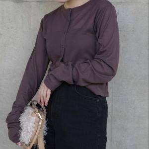 深みブラウンが大人っぽい。甘さ控えめの透け感を楽しむ「シアートップス」コーデ