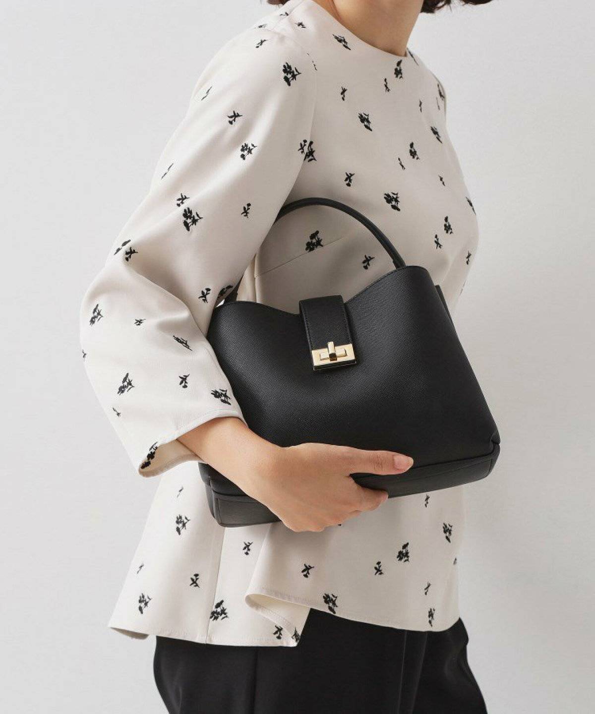 OPAQUE.CLIP サフィアーノ調ミドルワンハンドルバッグ