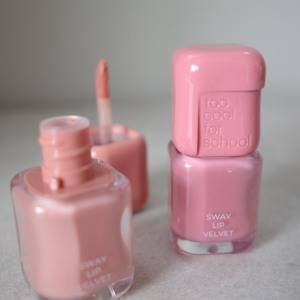 マットなのにうるおう……♪新感覚の「too cool for school」ベルベットリップ