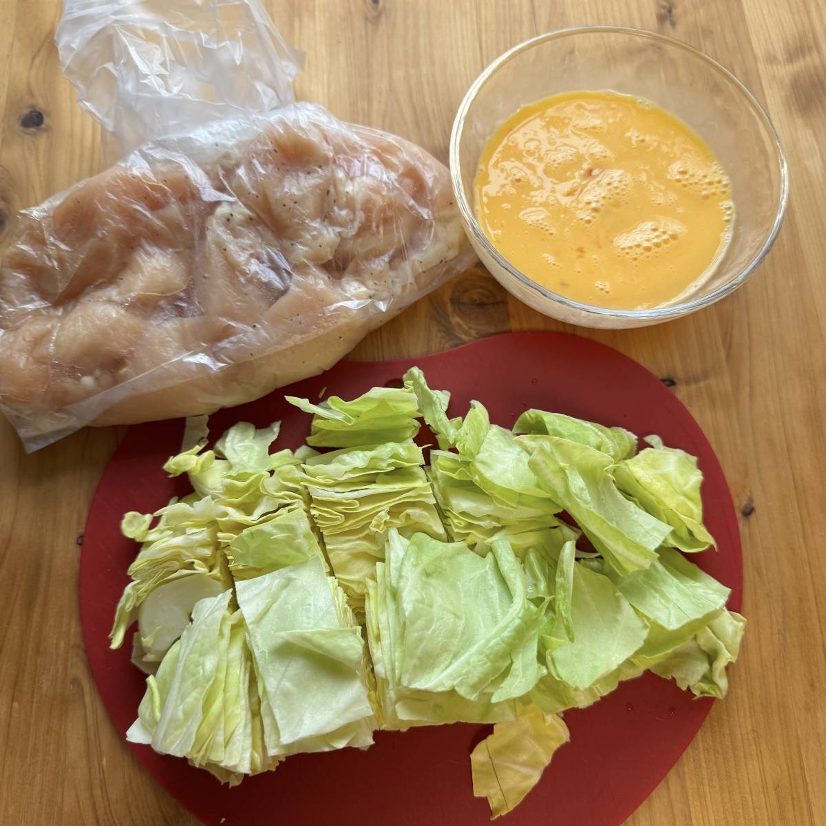 ヤマキ公式の「鶏むね肉とキャベツのふわとろ卵だし炒め」のレシピ