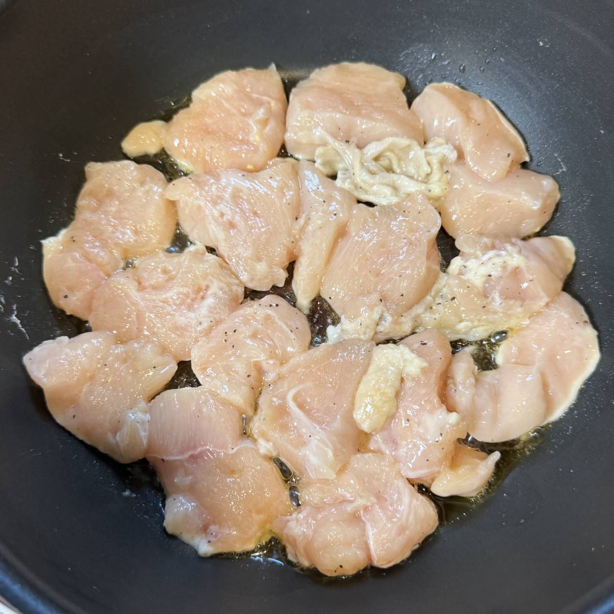 ヤマキ公式の「鶏むね肉とキャベツのふわとろ卵だし炒め」のレシピ