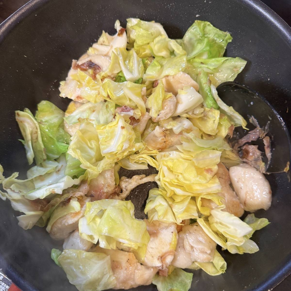 ヤマキ公式の「鶏むね肉とキャベツのふわとろ卵だし炒め」のレシピ