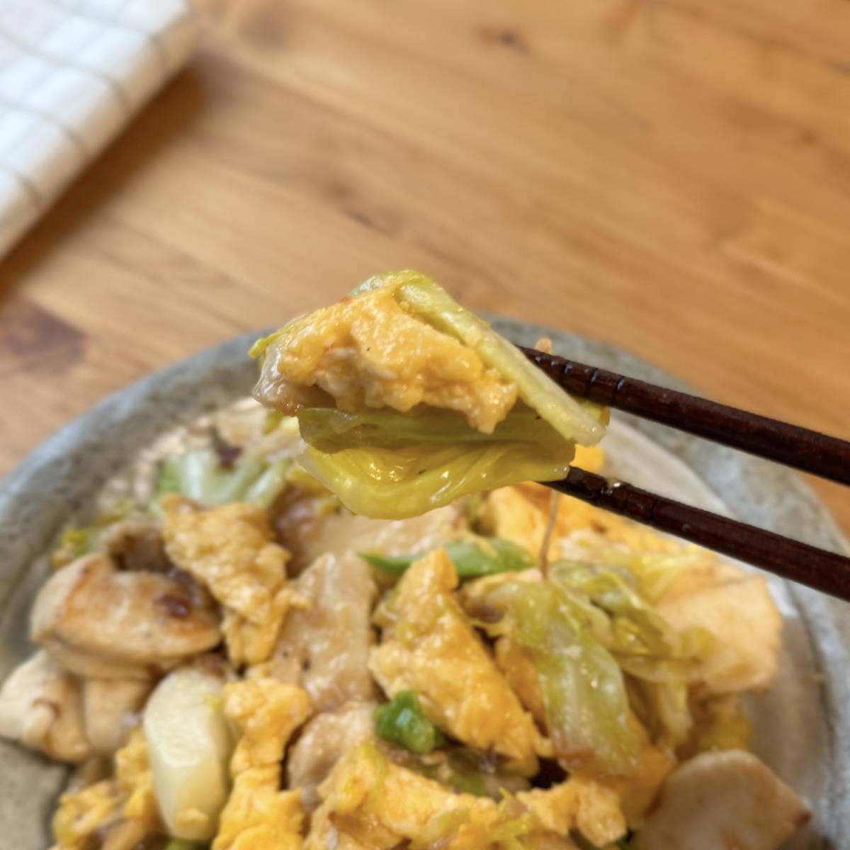 ヤマキ公式の「鶏むね肉とキャベツのふわとろ卵だし炒め」のレシピ