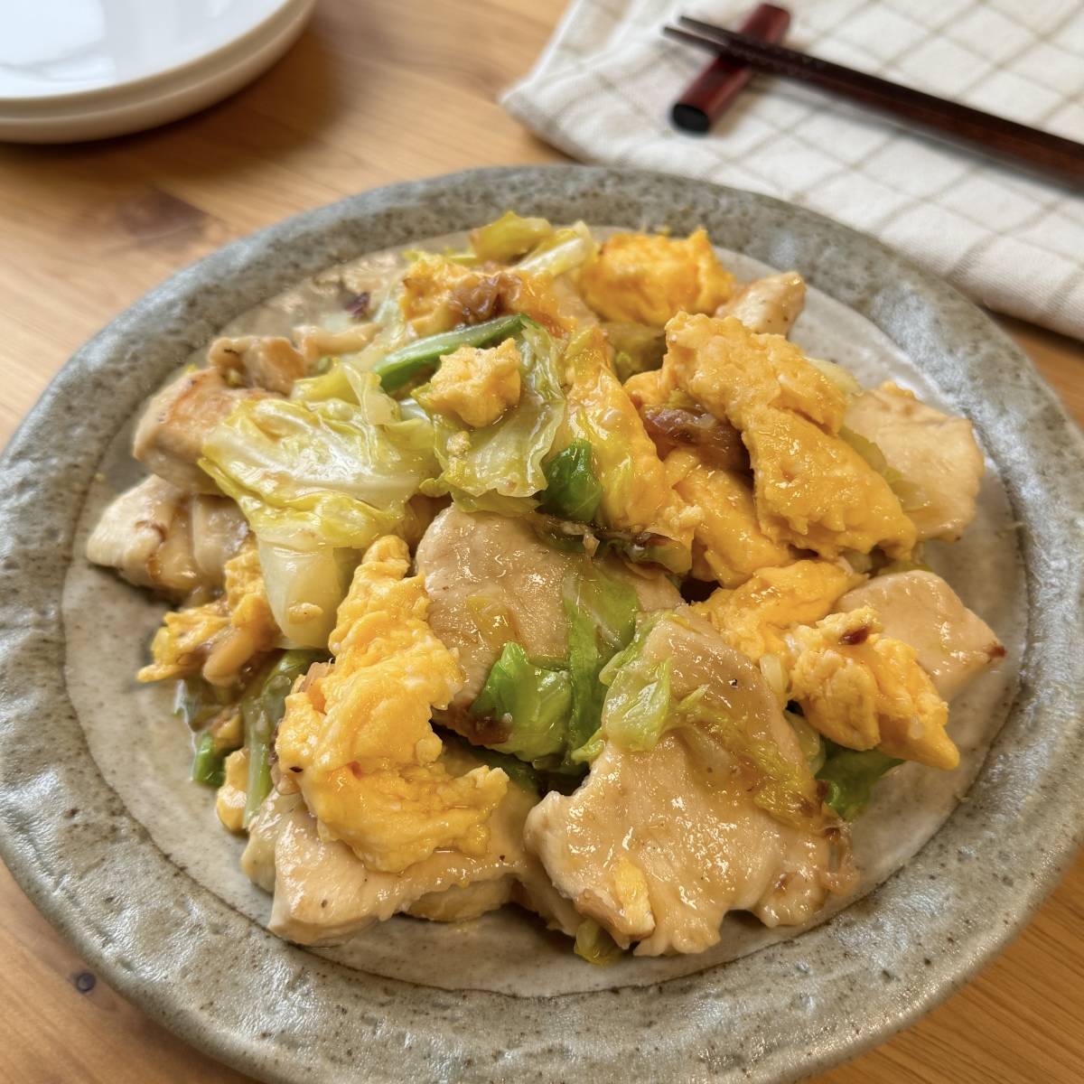 ヤマキ公式の「鶏むね肉とキャベツのふわとろ卵だし炒め」のレシピ