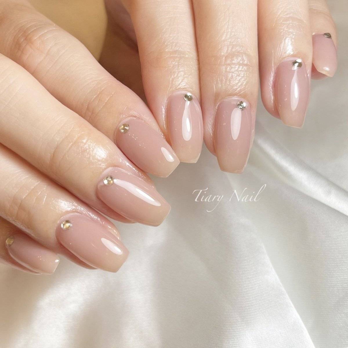 ベージュのグラデーションネイル