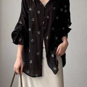 着るだけで春めく……♡大人っぽい「花柄ブラウス」でつくる華やかコーデ