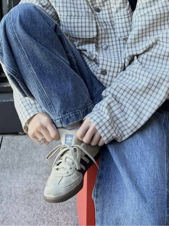 ベージュのadidas Samba