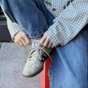 レトロなのに新鮮！やわらかベージュが自然になじむ「adidas Samba」スニーカー