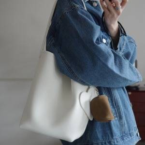 揺れるハートにきゅん♡持つだけでハッピーな気分になる白の「本革バケツバッグ」