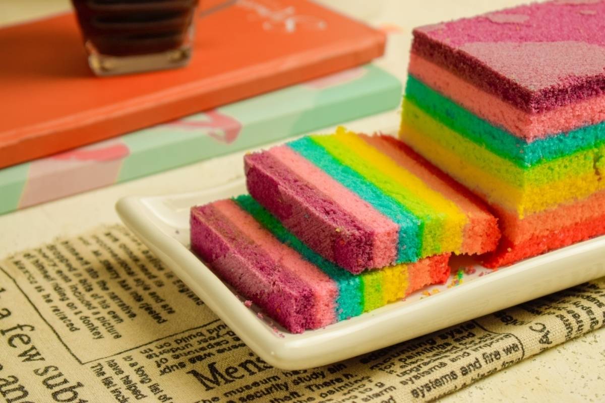 ケーキと新聞とコーヒー