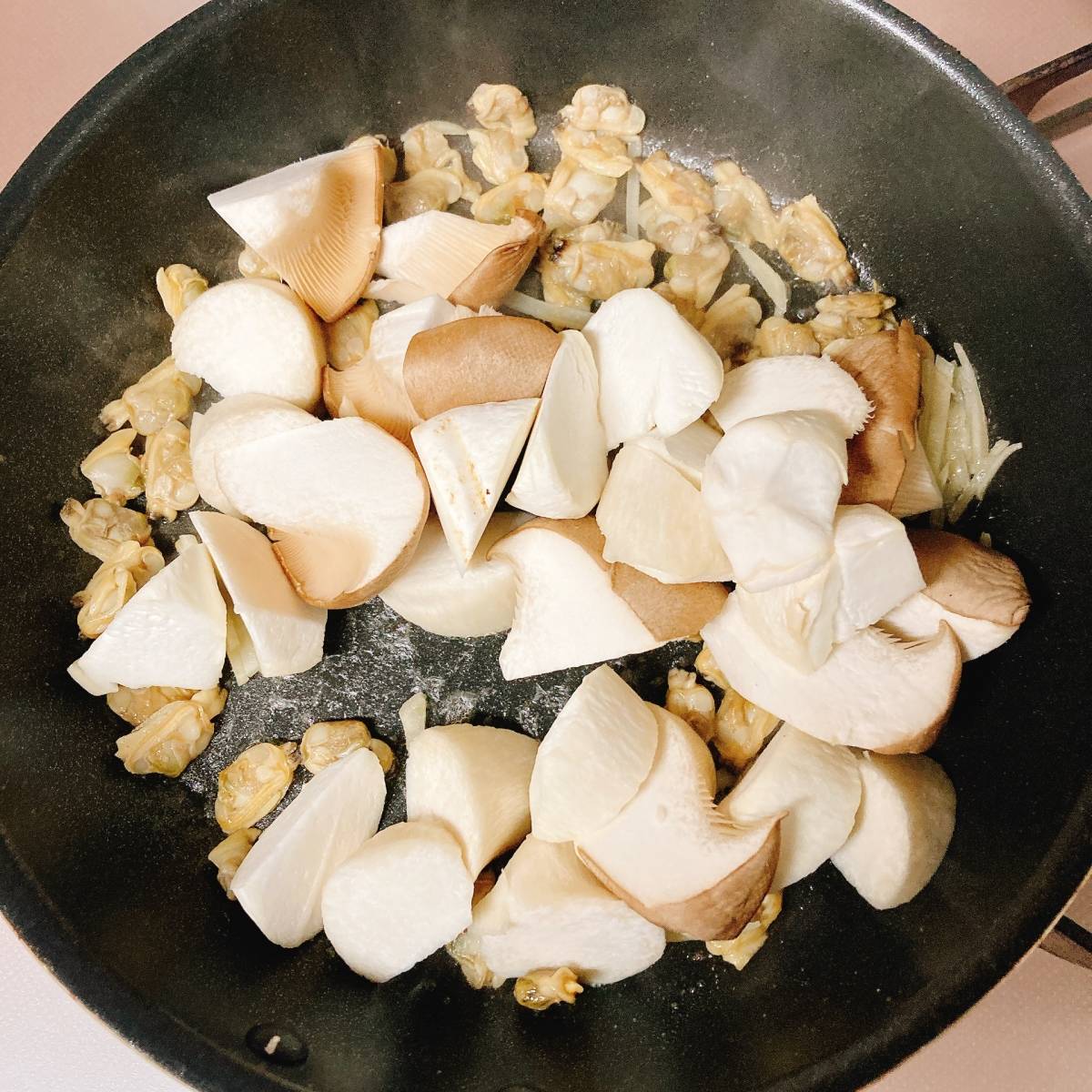 JAグループ公式の「あさりとエリンギのパクチー酒蒸し」のレシピ