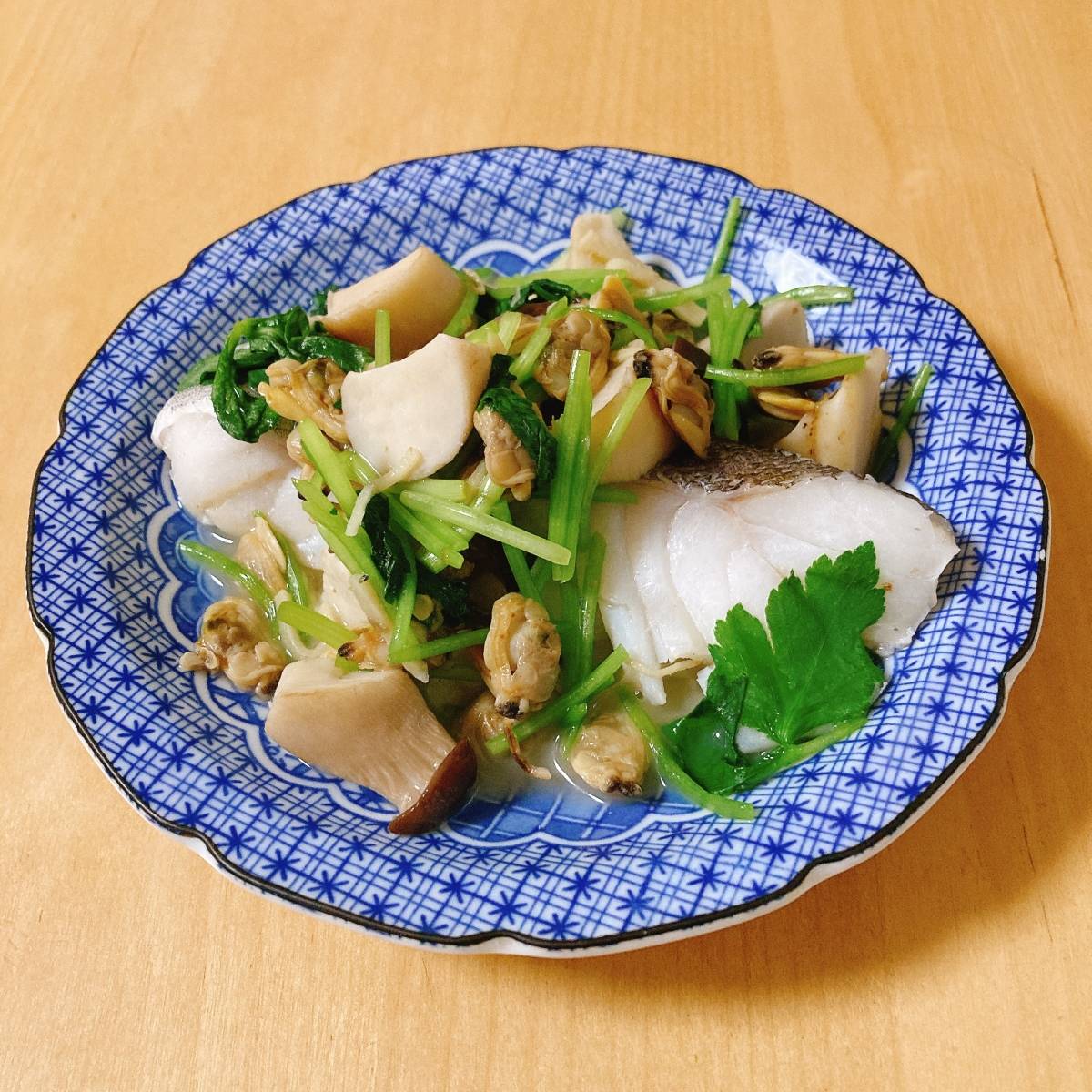 JAグループ公式の「あさりとエリンギのパクチー酒蒸し」のレシピ