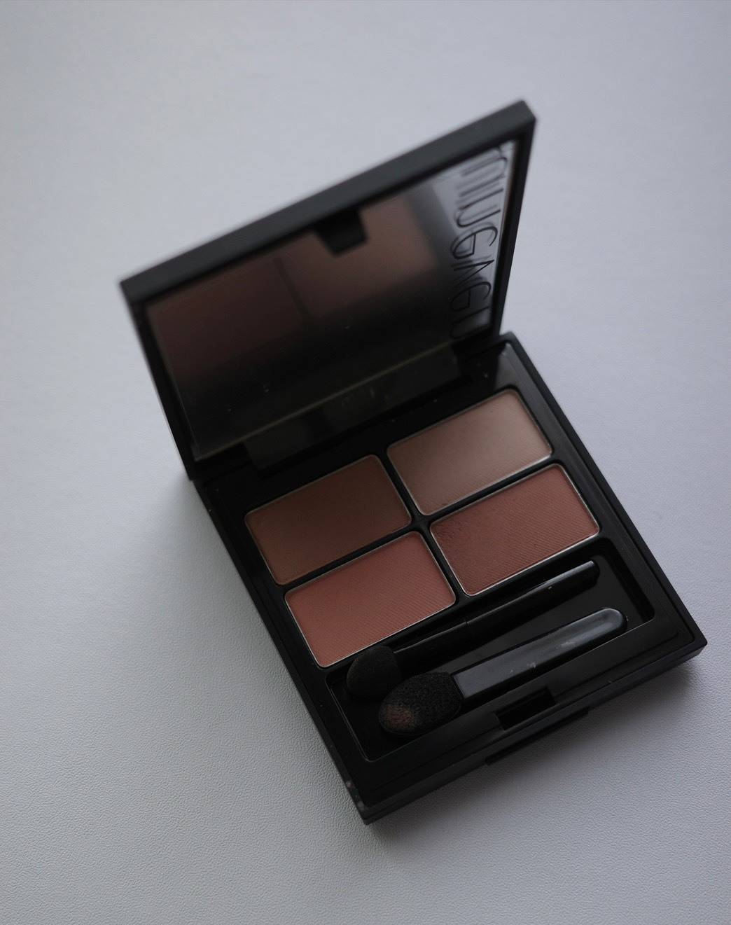 uneven eyeshadow palette