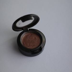 ひと塗りで高発色。ムラなく均一に広がる「M·A·C」の名品アイシャドウ
