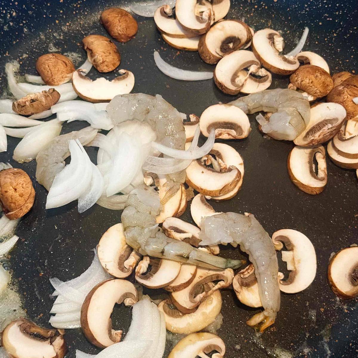 サッポロ一番公式の「えびのクリーム煮のせラーメン」のレシピ