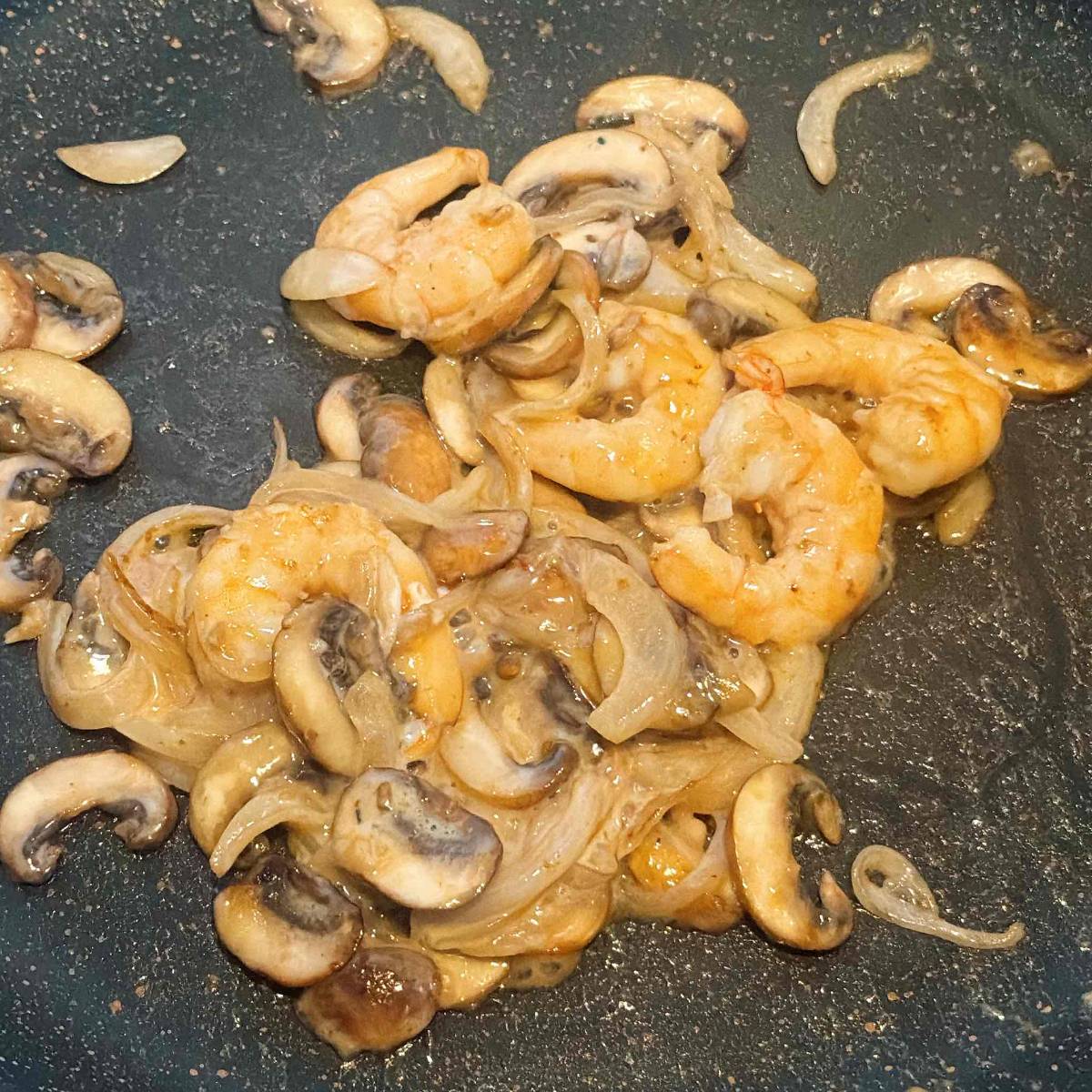 サッポロ一番公式の「えびのクリーム煮のせラーメン」のレシピ