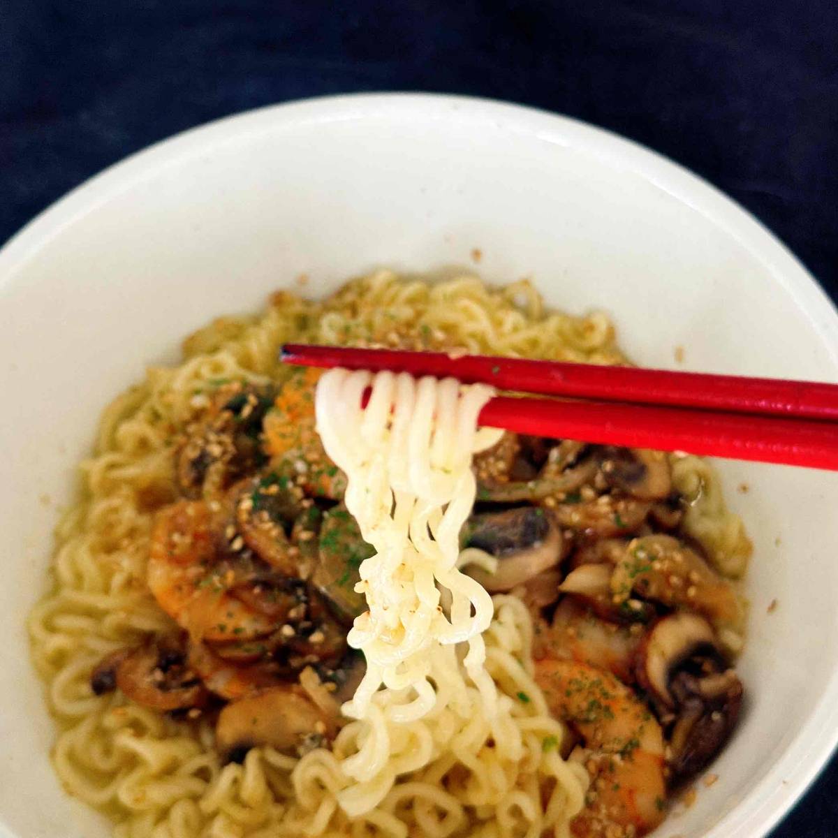 サッポロ一番公式の「えびのクリーム煮のせラーメン」のレシピ