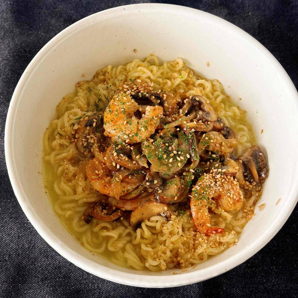 サッポロ一番公式の「えびのクリーム煮のせラーメン」のレシピ