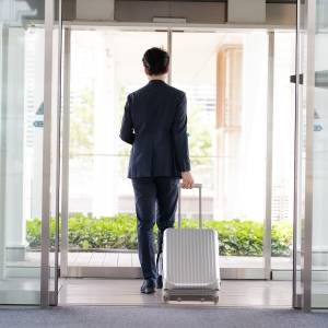  スーツケースを引く人 