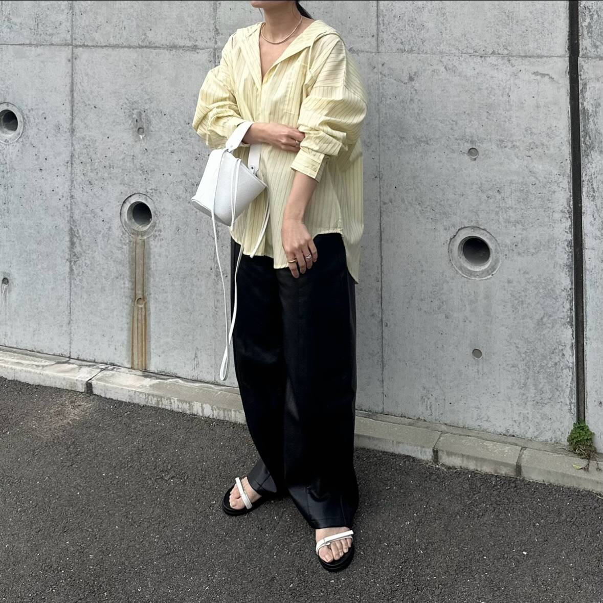 ストライプ柄シャツ×レザーパンツ