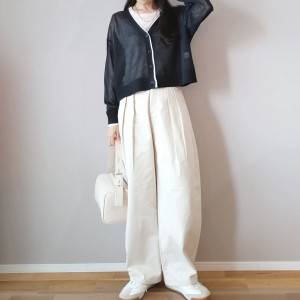  モノトーンコーデの女性 