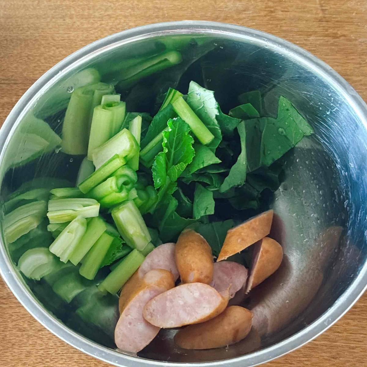 JAグループ公式の「小松菜とウインナーのガーリックトースト」のレシピ