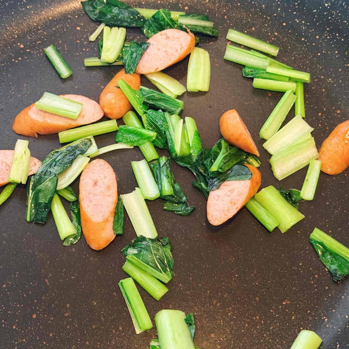 JAグループ公式の「小松菜とウインナーのガーリックトースト」のレシピ