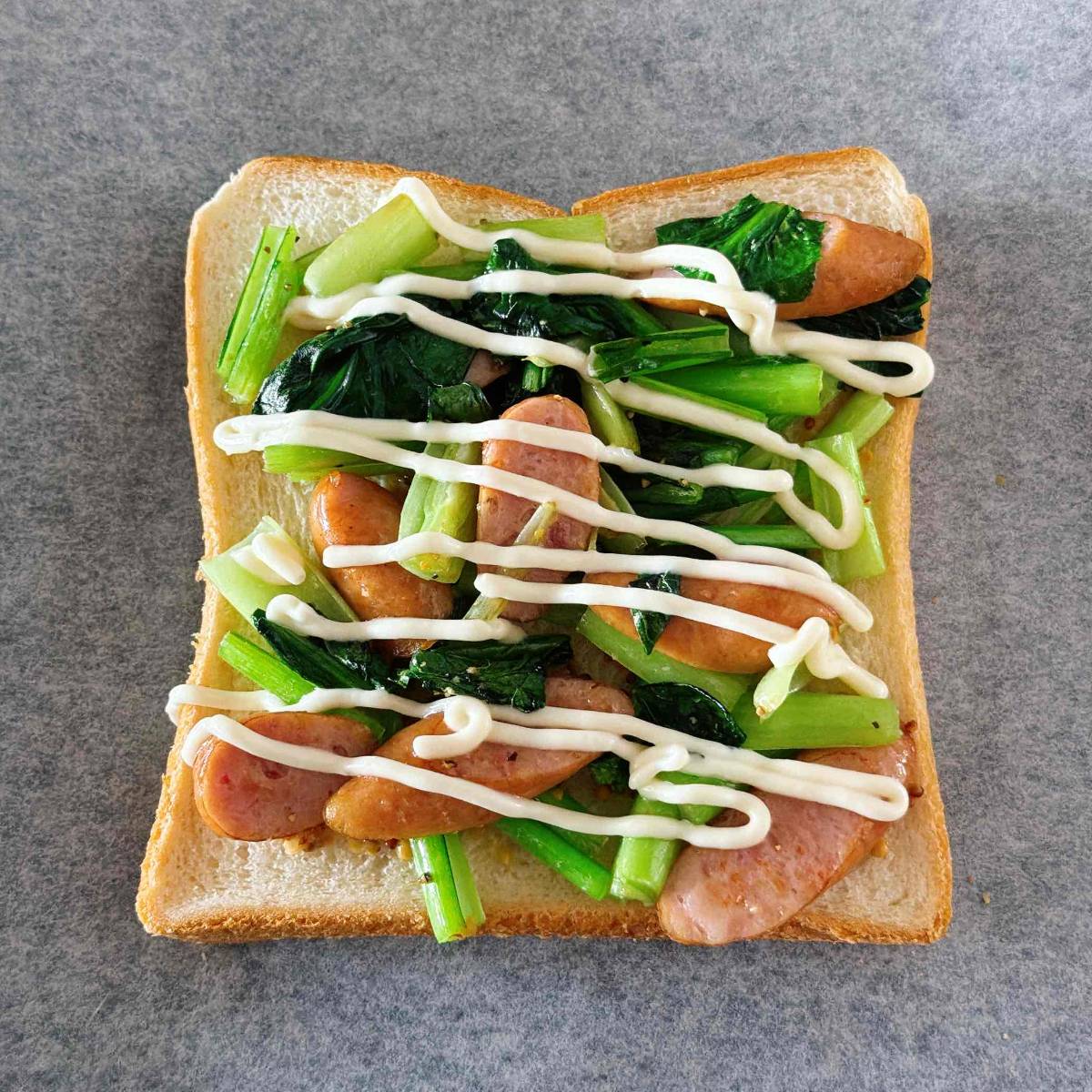 JAグループ公式の「小松菜とウインナーのガーリックトースト」のレシピ