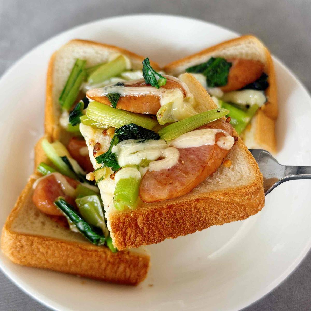 JAグループ公式の「小松菜とウインナーのガーリックトースト」のレシピ