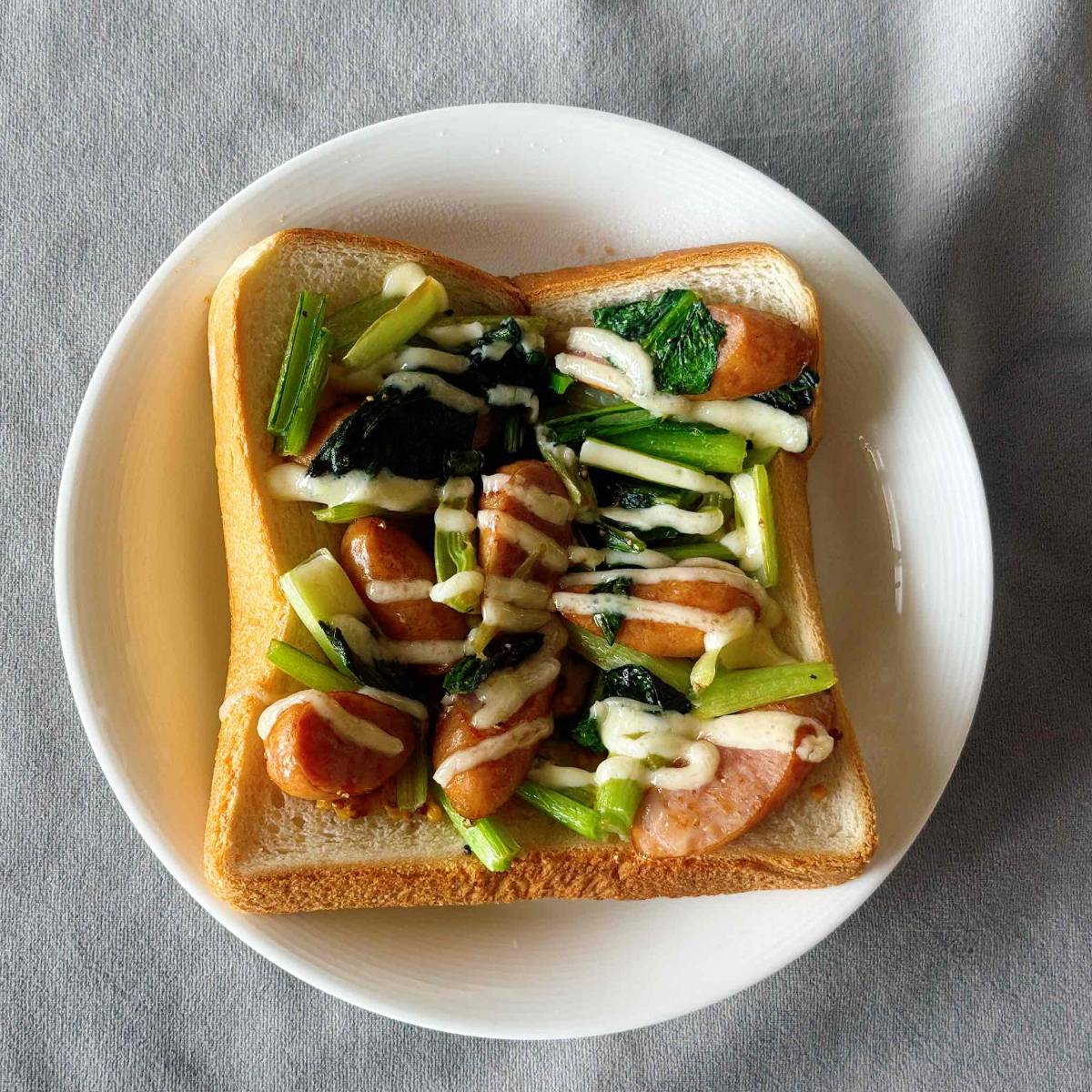 JAグループ公式の「小松菜とウインナーのガーリックトースト」のレシピ