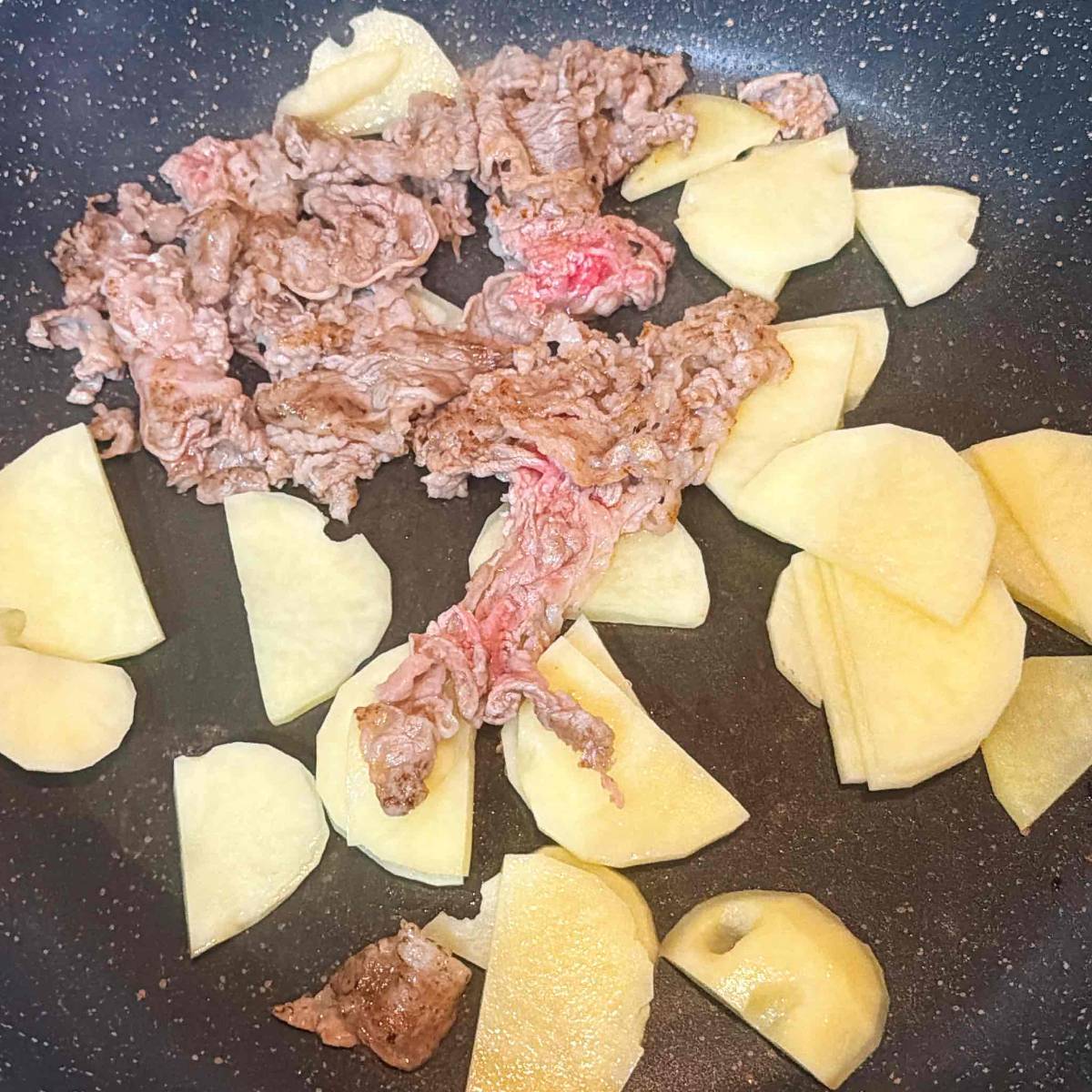 JAグループ公式の「新じゃがとひき肉の卵とじ丼」のレシピ