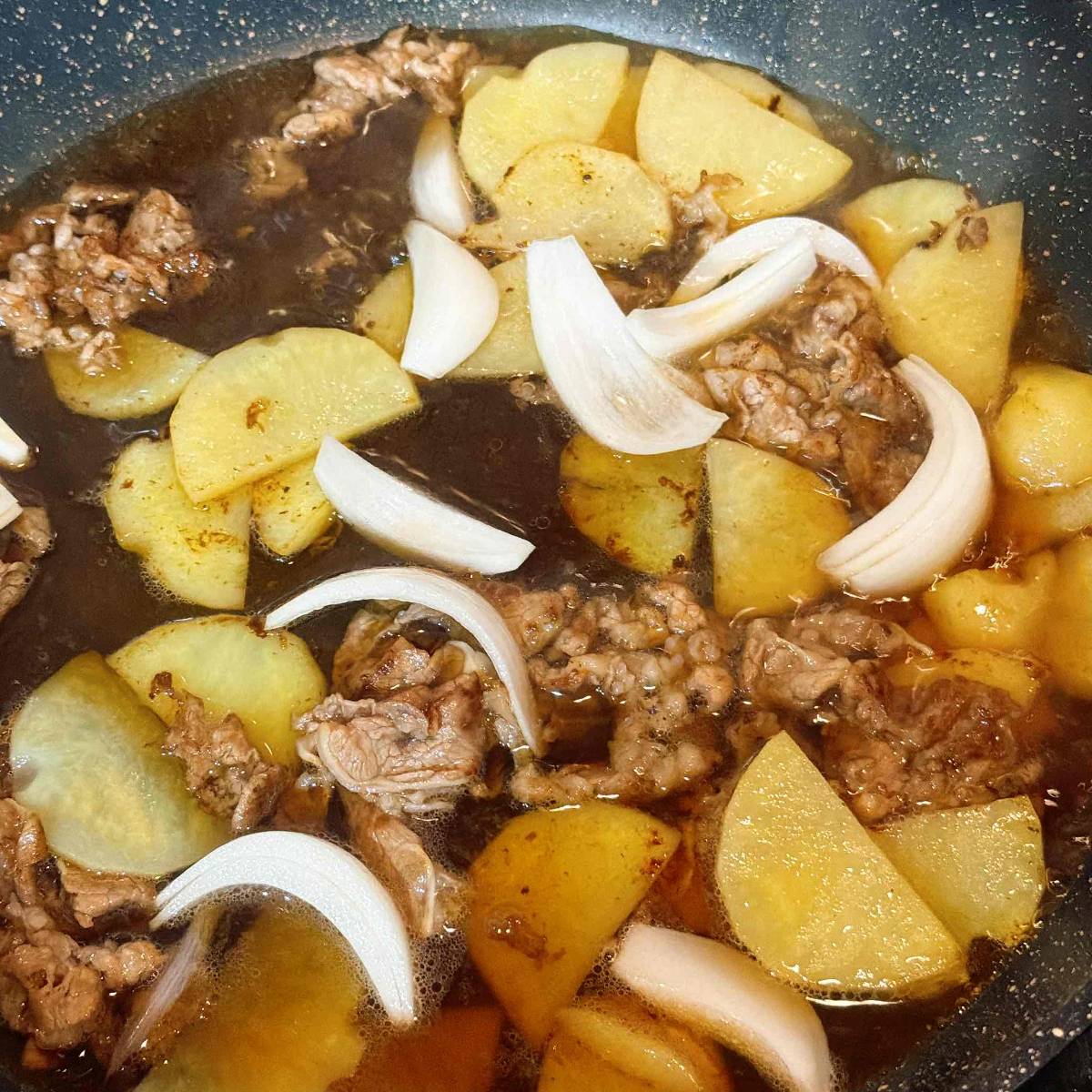 JAグループ公式の「新じゃがとひき肉の卵とじ丼」のレシピ