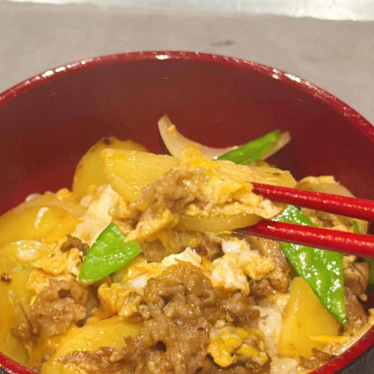 JAグループ公式の「新じゃがとひき肉の卵とじ丼」のレシピ