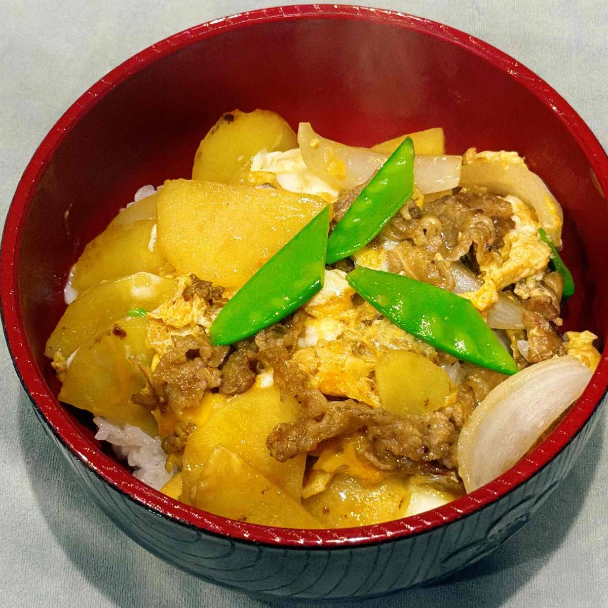 JAグループ公式の「新じゃがとひき肉の卵とじ丼」のレシピ