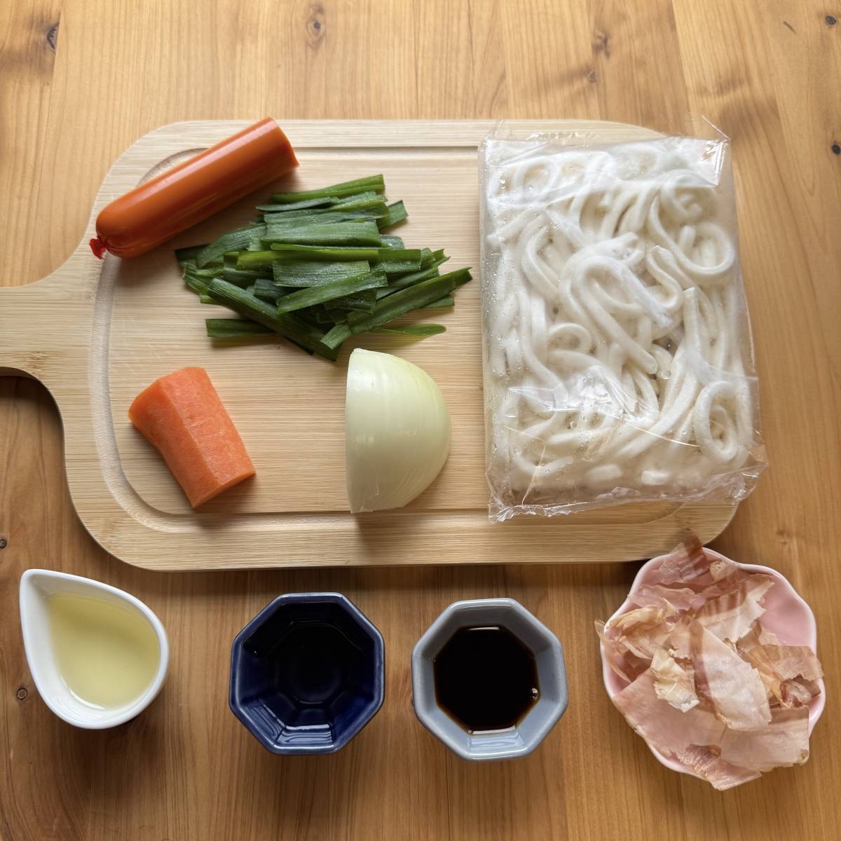 ニッスイ公式の「おさかなのソーセージの焼きうどん」のレシピ