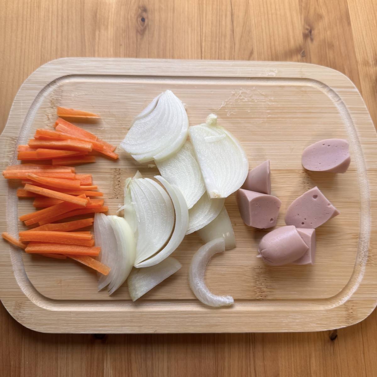 ニッスイ公式の「おさかなのソーセージの焼きうどん」のレシピ