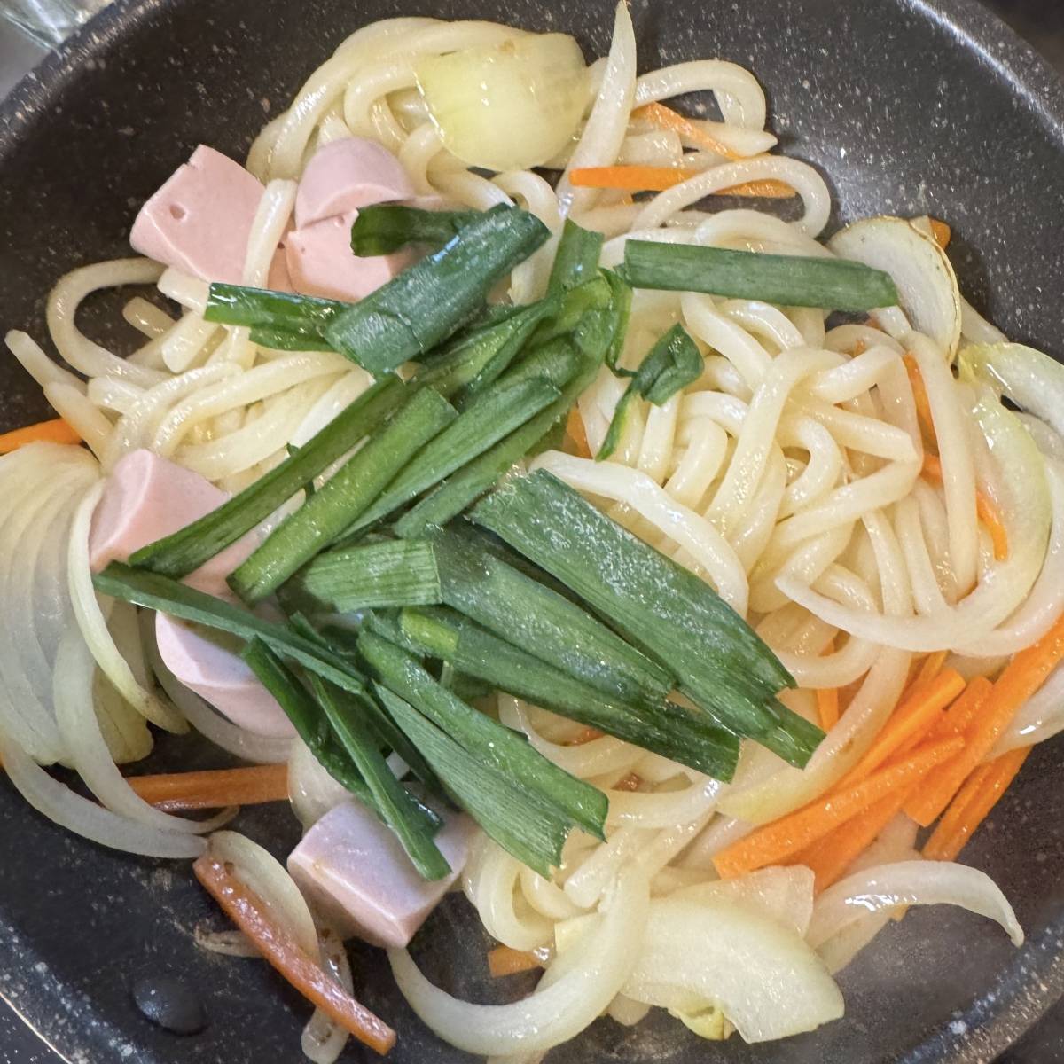 ニッスイ公式の「おさかなのソーセージの焼きうどん」のレシピ