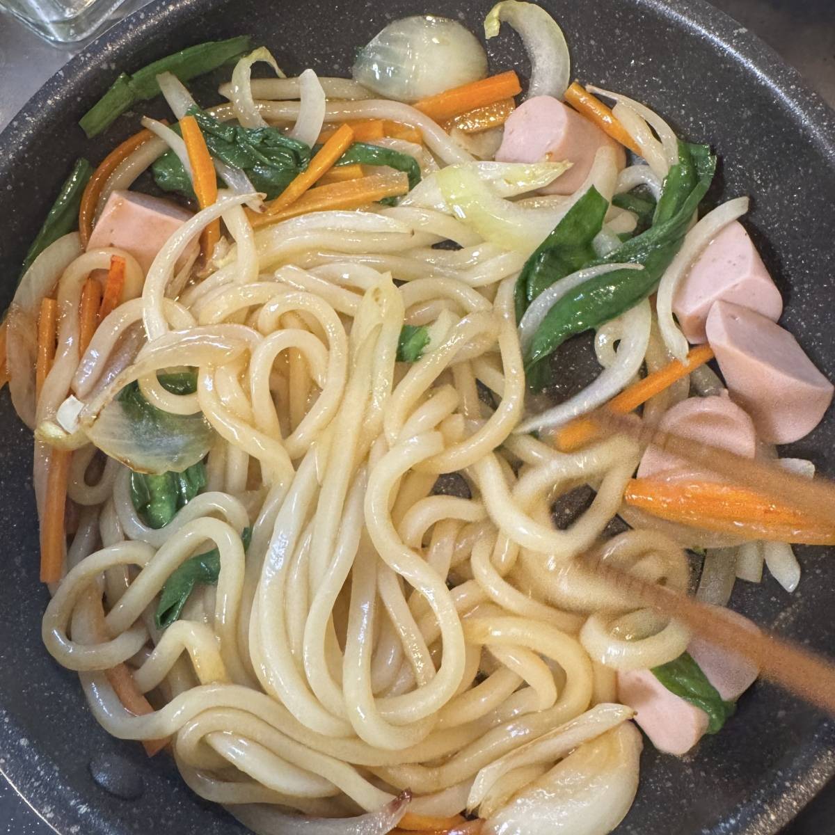 ニッスイ公式の「おさかなのソーセージの焼きうどん」のレシピ