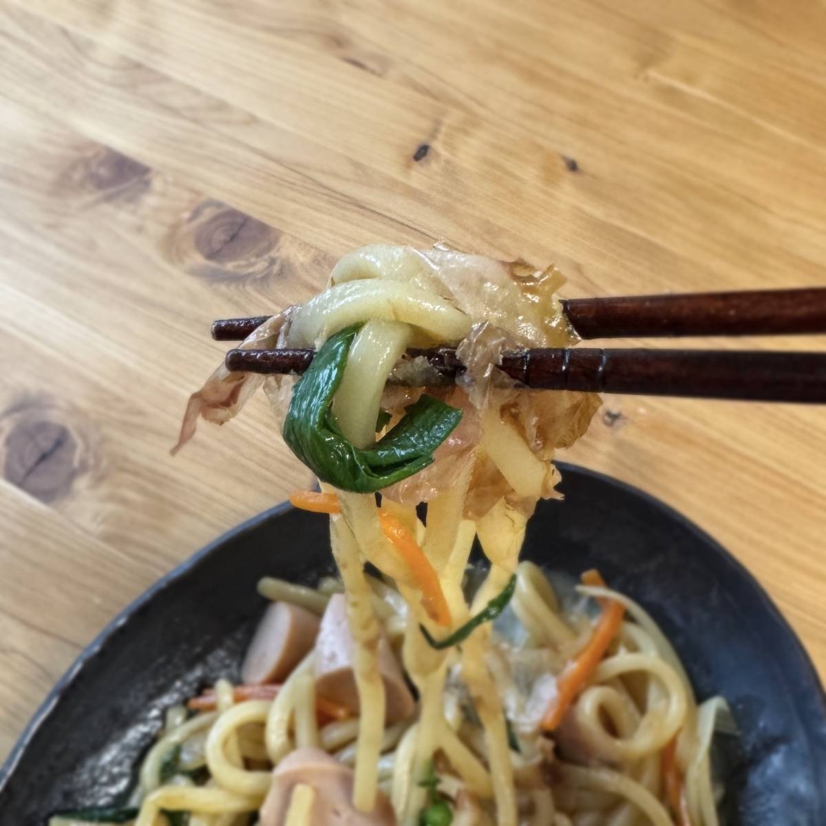 ニッスイ公式の「おさかなのソーセージの焼きうどん」のレシピ