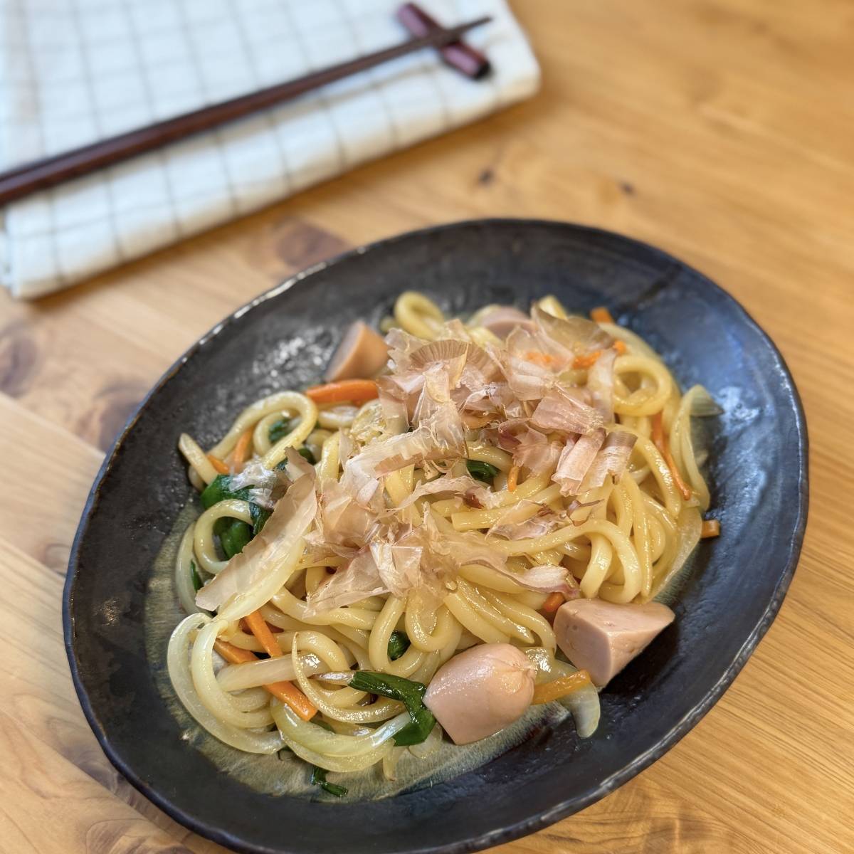 ニッスイ公式の「おさかなのソーセージの焼きうどん」のレシピ