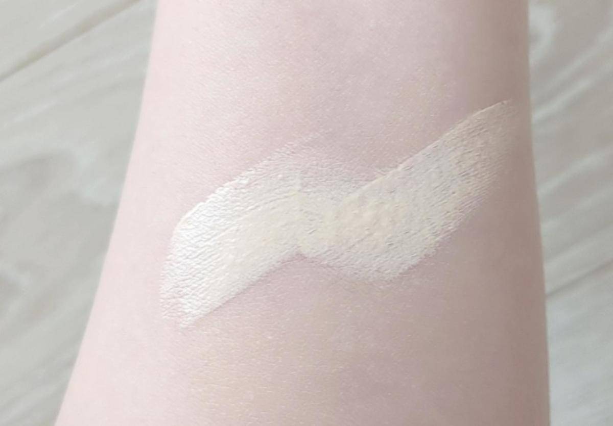 エレガンスグロウリフティングベースUVBE991うでに伸ばした画像