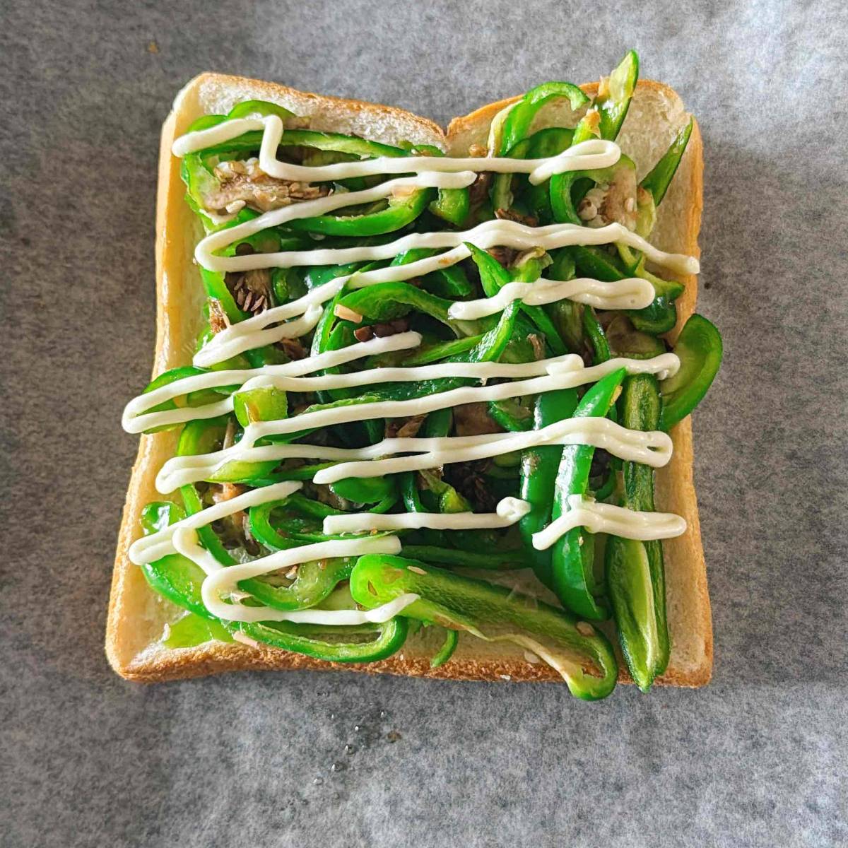 JAグループ公式の「ピーマンのピーナッツおかかトースト」のレシピ