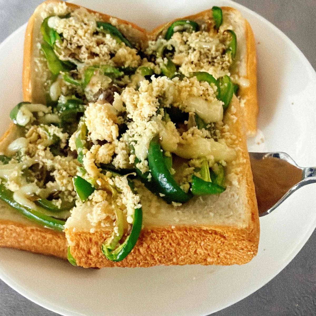 JAグループ公式の「ピーマンのピーナッツおかかトースト」のレシピ