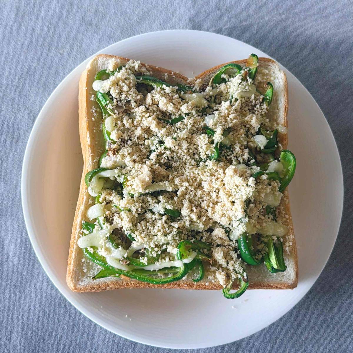 JAグループ公式の「ピーマンのピーナッツおかかトースト」のレシピ