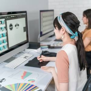  パソコン作業する人 