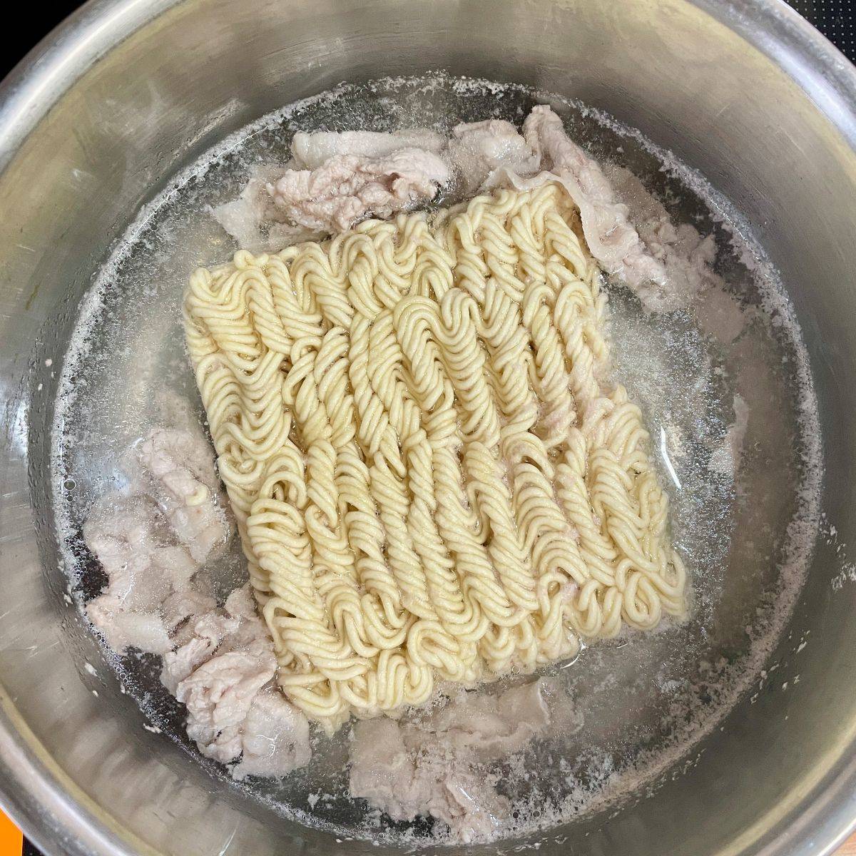 サッポロ一番公式の「ほうれん草とゆで卵の豆乳みそラーメン」のレシピ